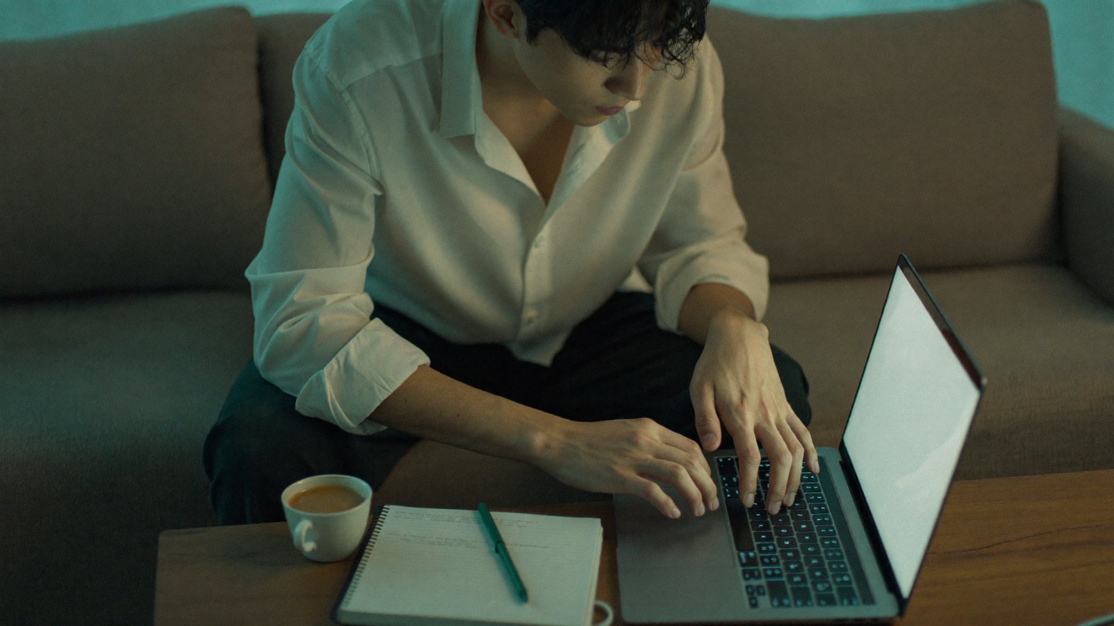 ชายหนุ่มทบทวนงบรายเดือนบนแล็ปท็อปเพื่อวางแผนเก็บเงินสำรองฉุกเฉิน
